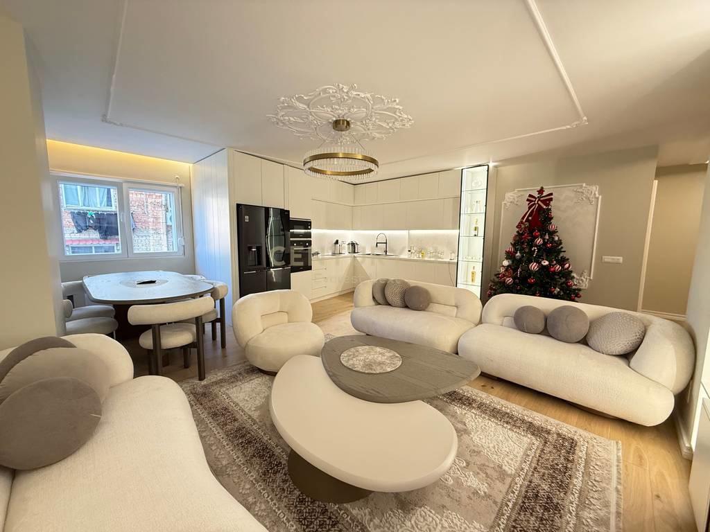 Shitet Apartament Luksoz 2+1+2 ne Qender