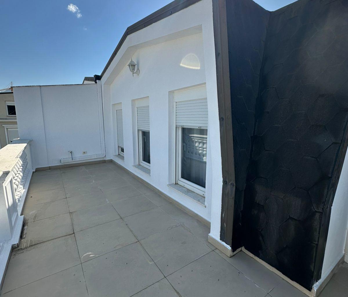🏡 Vilë 4-Katëshe me Qira – White House Residence, TEG