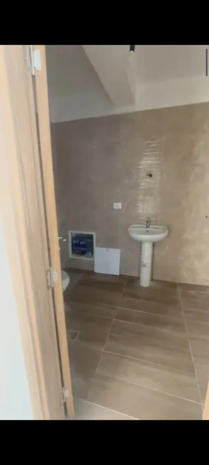 Tirane, shitet apartament 3+1 Kati 2, 135 m² 162.000 € (Rruga 5 Maji)