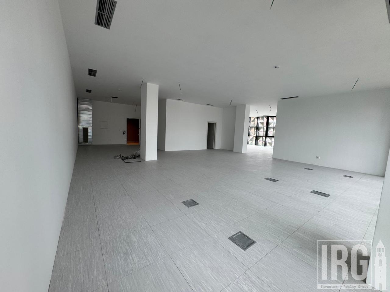 FOR RENT, COMMERCIAL UNIT IN RAINBOW BLOCK