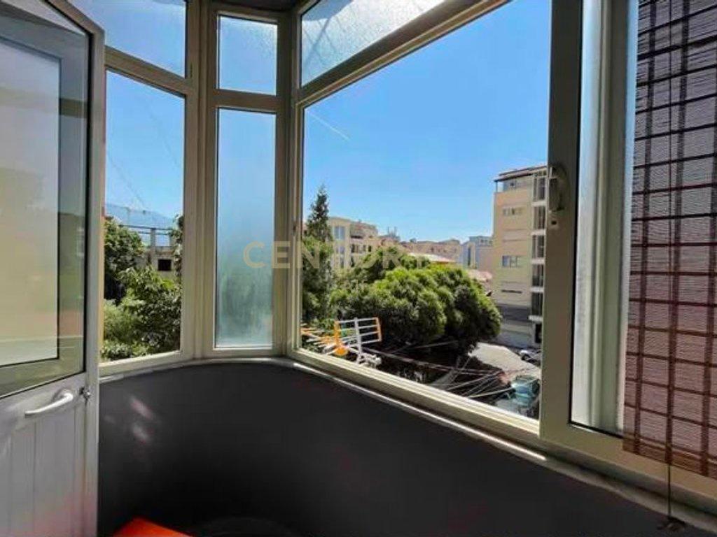Apartament 1+1+ kuzhine te vecuar te Bulevardi Zogu i Pare!