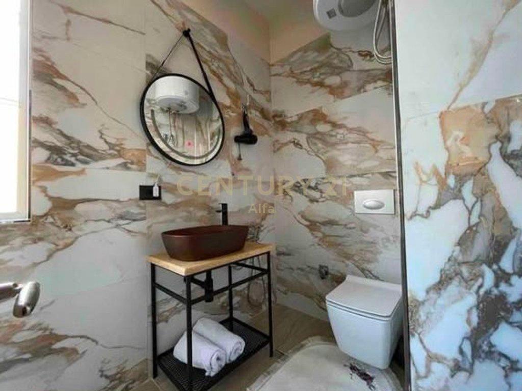 Apartament 1+1+ kuzhine te vecuar te Bulevardi Zogu i Pare!