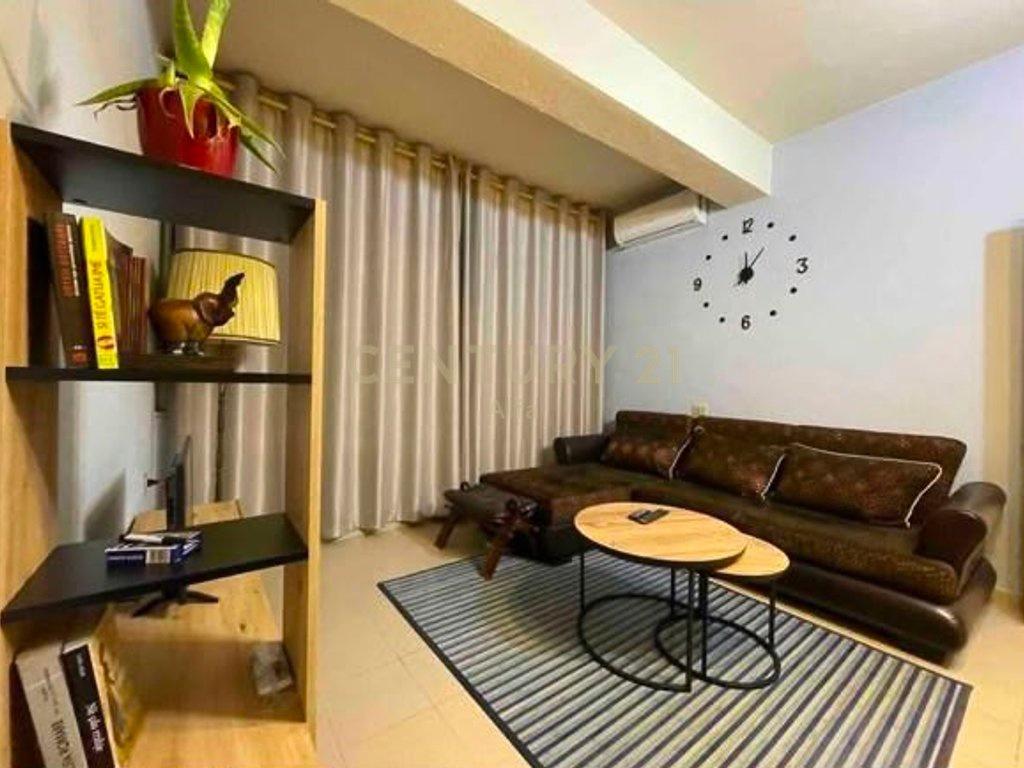 Apartament 1+1+ kuzhine te vecuar te Bulevardi Zogu i Pare!