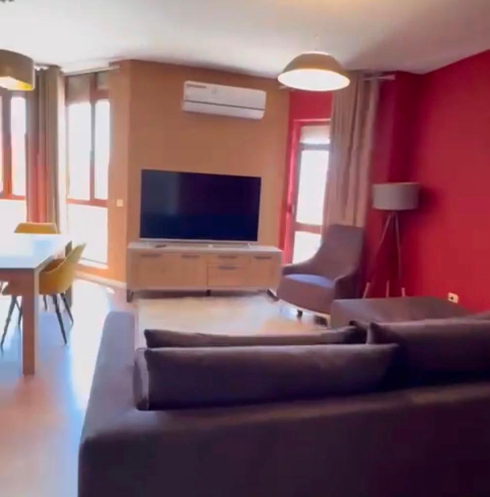 APARTAMENT NE SHITJE 1+1ME PARKIM PRANE SQUARE 21