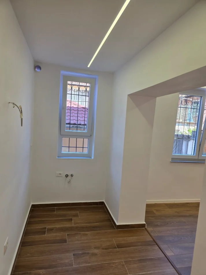 Tirane, vendesi appartamento 1+1 Piano 1, 30 m² 85.000 € (Via Bardhyl)