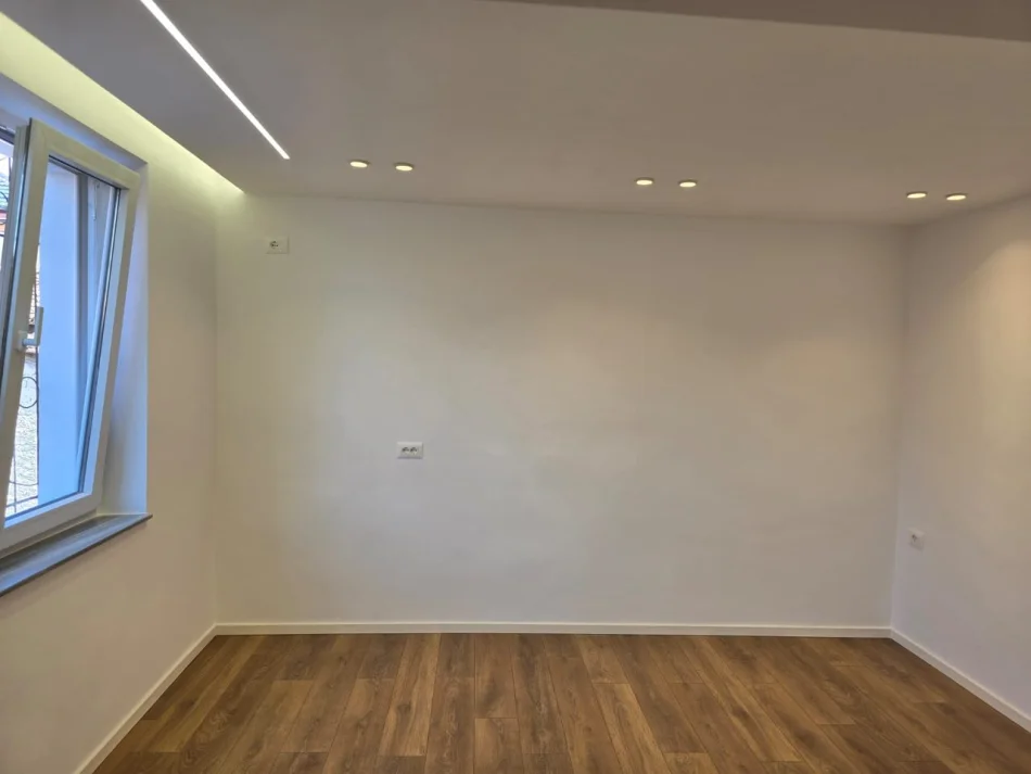 Tirane, vendesi appartamento 1+1 Piano 1, 30 m² 85.000 € (Via Bardhyl)