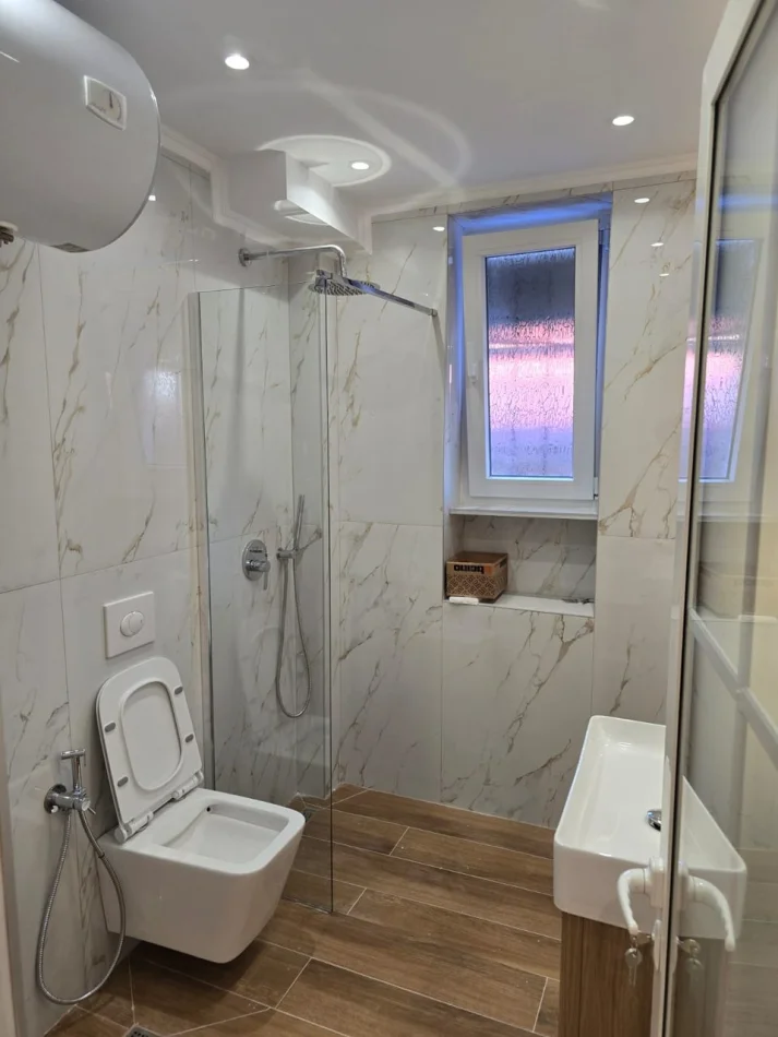 Tirane, vendesi appartamento 1+1 Piano 1, 30 m² 85.000 € (Via Bardhyl)