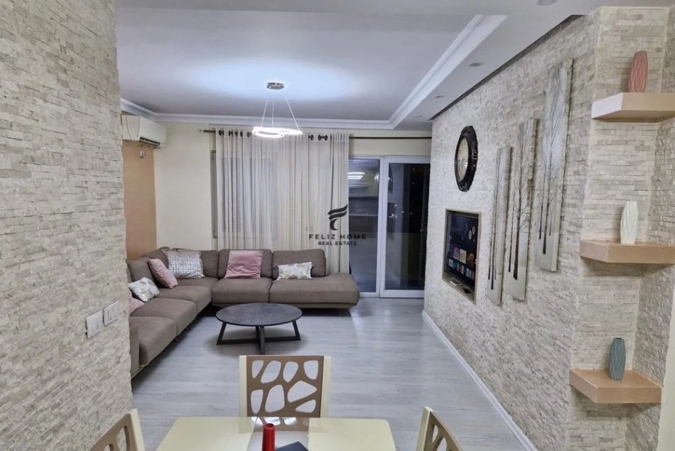 Tirane, shitet apartament 3+1 Kati 3, 132 m² 219.000 € (XHAMLLIKU)