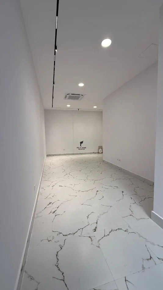 Tirane, vendesi negozio Piano 0, 38 m² 195.000 € (VIA DI DURRES)