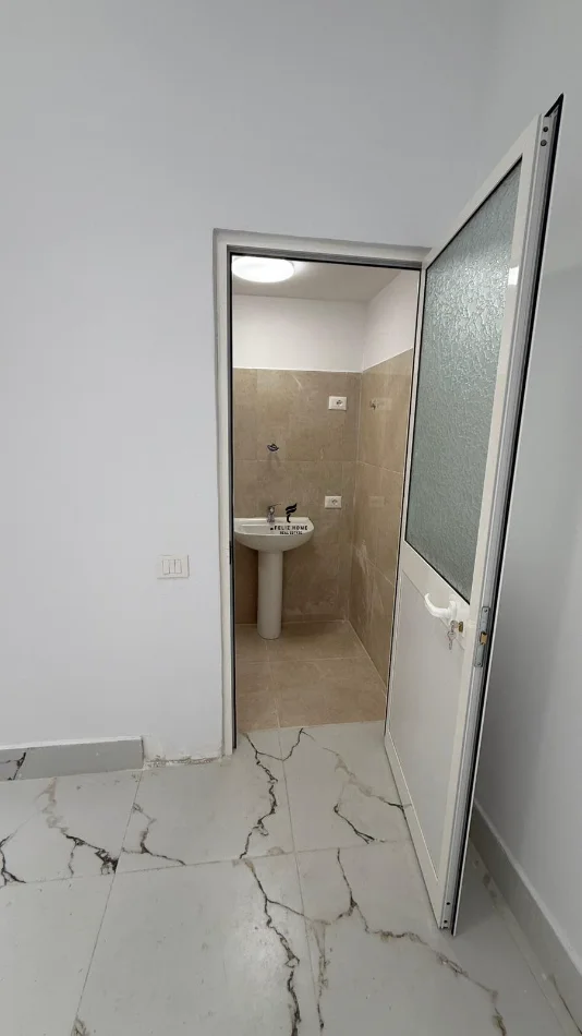 Tirane, vendesi negozio Piano 0, 38 m² 195.000 € (VIA DI DURRES)