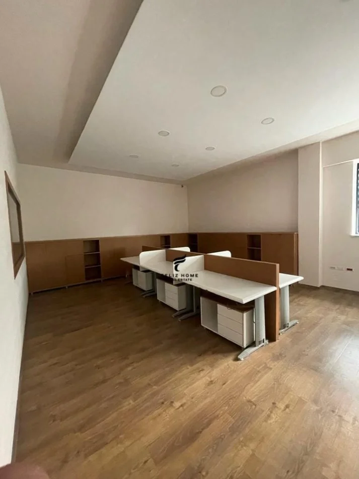 Tirane, vendesi negozio, Piano 3, 1.000 m², 1.300.000 € (VORE)