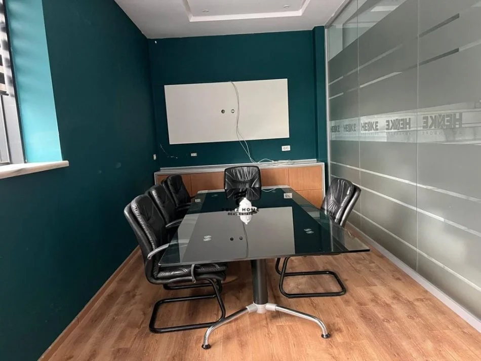 Tirane, vendesi negozio, Piano 3, 1.000 m², 1.300.000 € (VORE)
