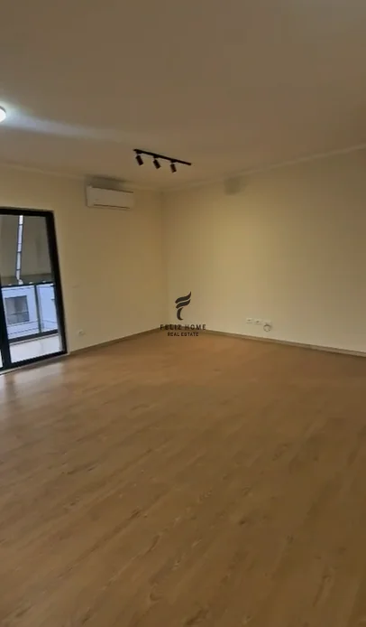 Tirane, ufficio in affitto al piano 6, 122 m², 400 € (5 mesi)