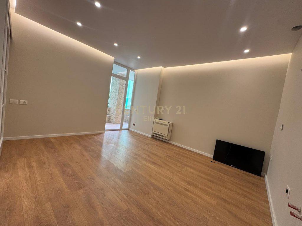 Apartament 1+1 Për Shitje në Komuna e Parisit,