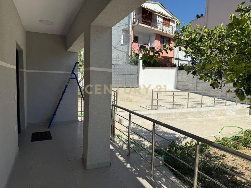 Jepet me qira shtëpi private 3+1+2 në Sauk të Ri!