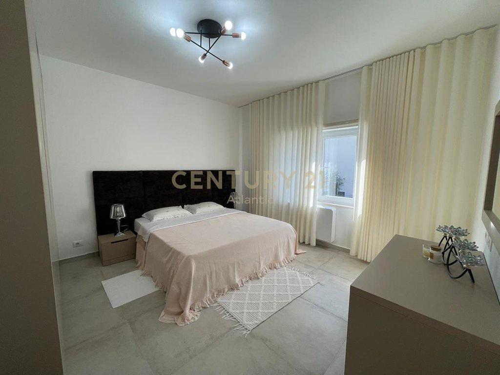 +355693150128. Super Vilë 3-Katëshe in Vendita sul Lungomare