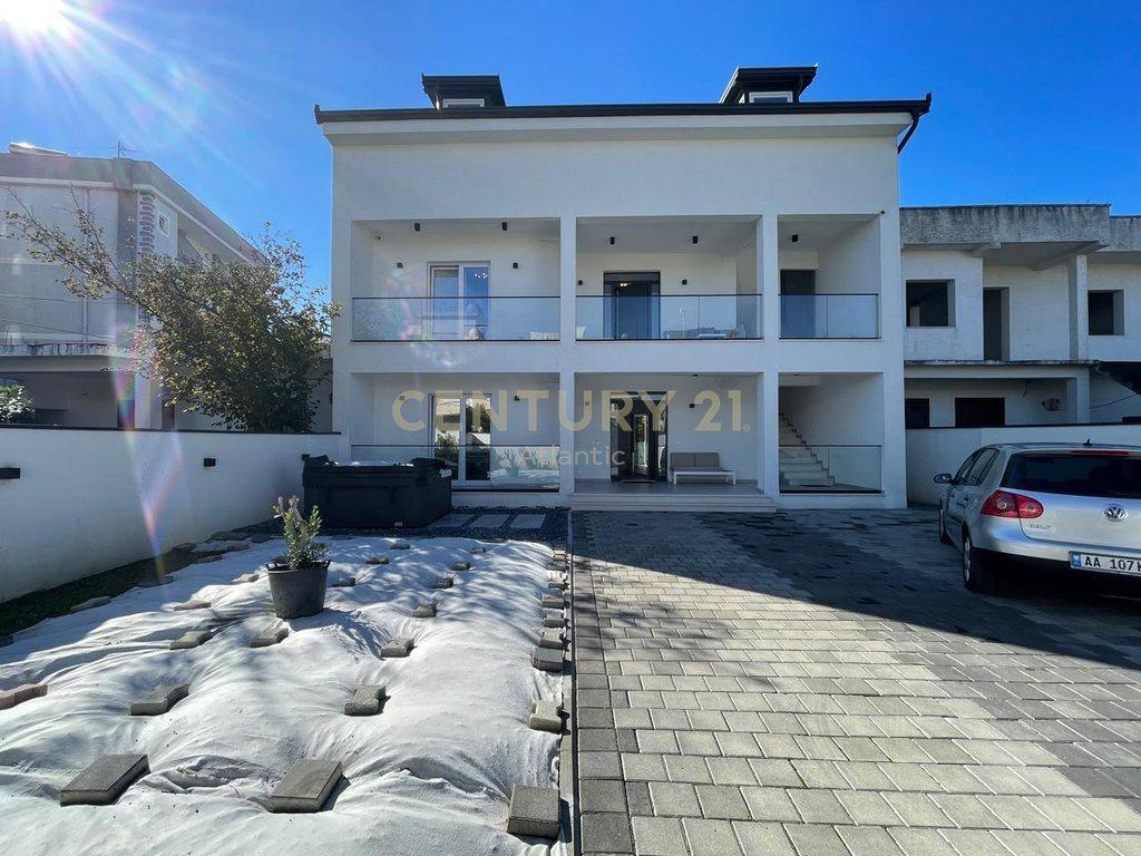 +355693150128. Super Vilë 3-Katëshe in Vendita sul Lungomare