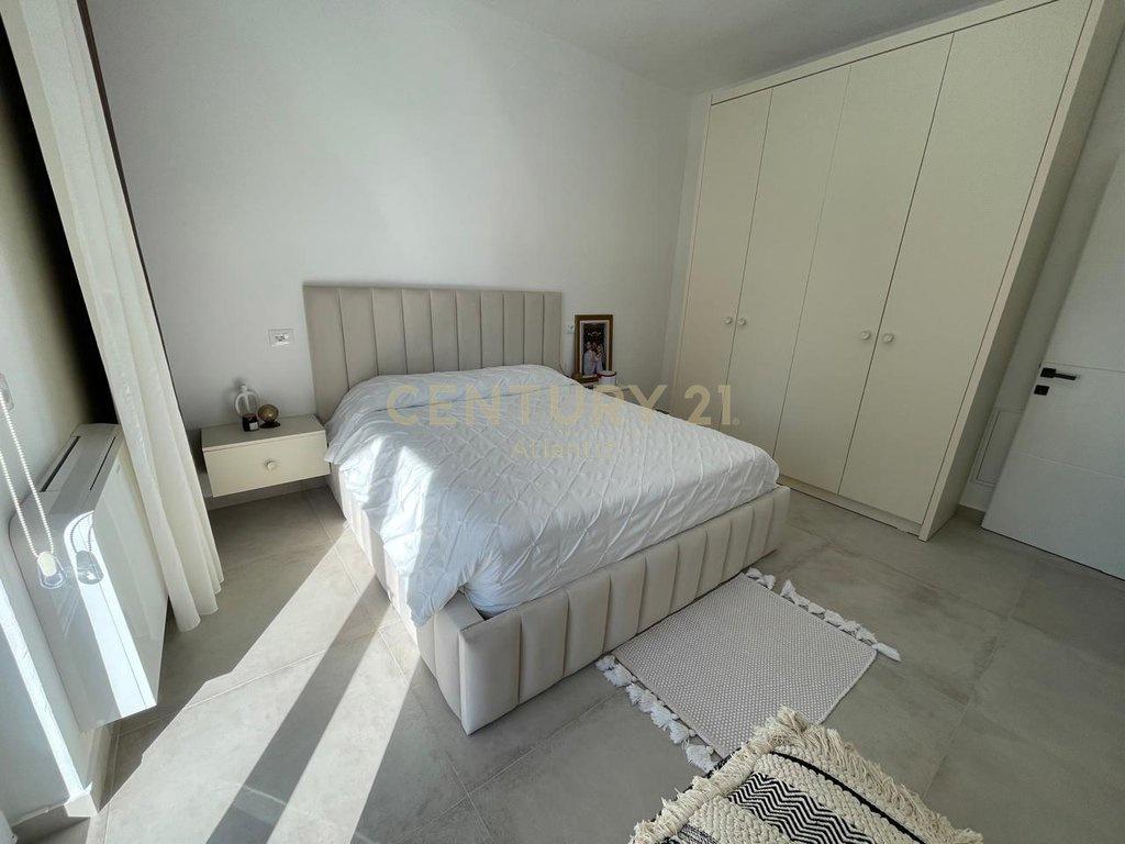 +355693150128. Super Vilë 3-Katëshe in Vendita sul Lungomare