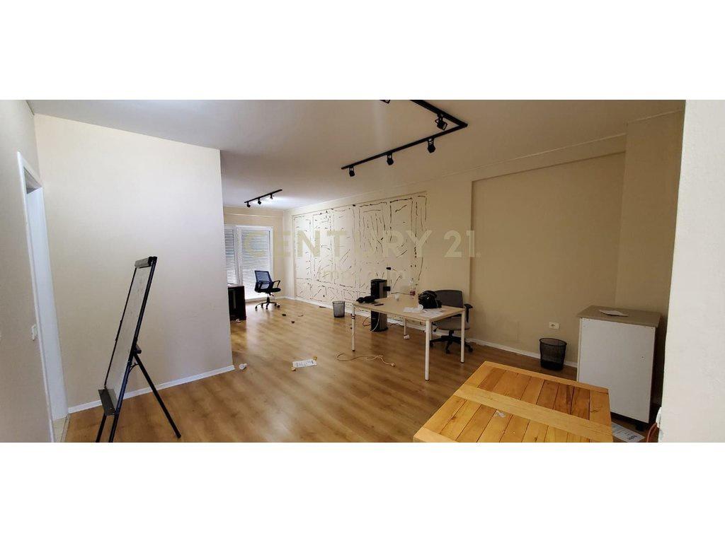 Office Apartment for Rent in Paris Commune – 4 Rooms