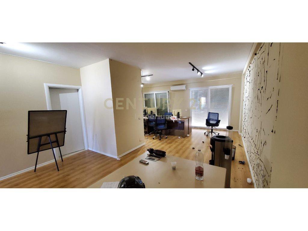 Apartament për Zyra me Qira në Komunën e Parisit – 4 Ambient
