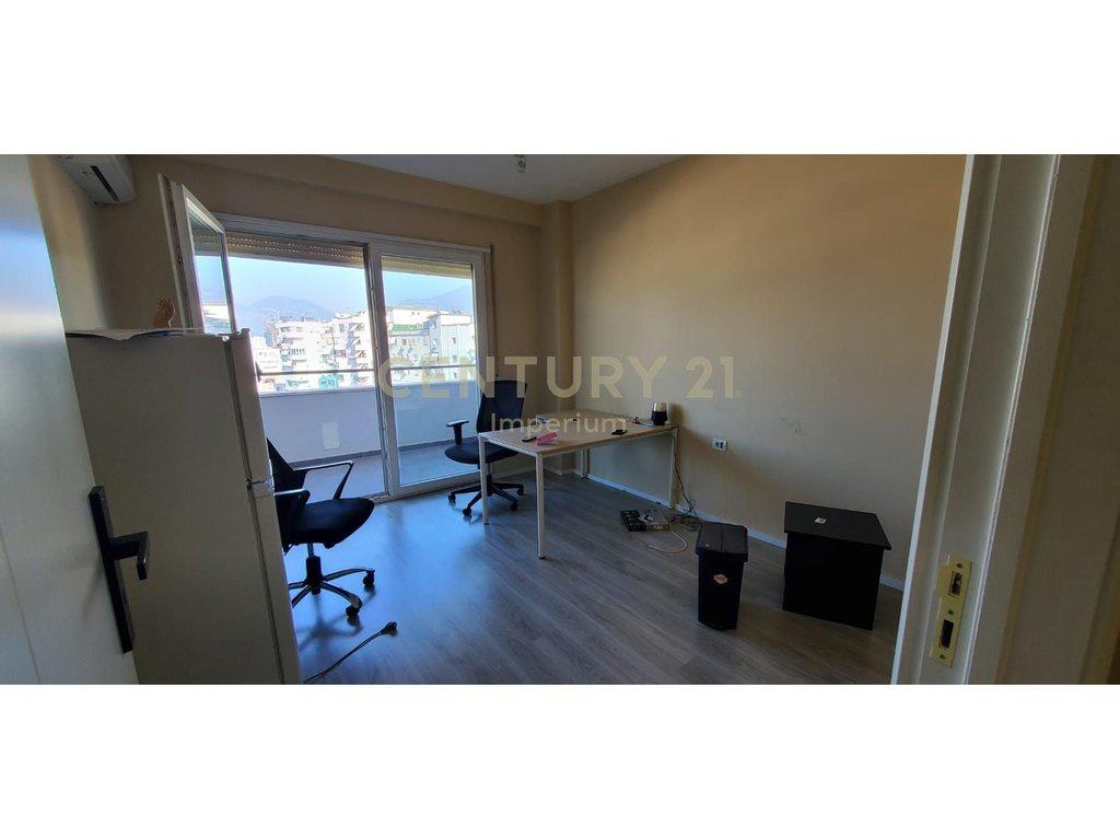 Office Apartment for Rent in Paris Commune – 4 Rooms
