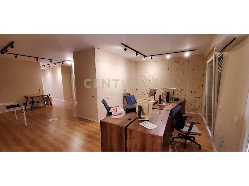 Office Apartment for Rent in Paris Commune – 4 Rooms