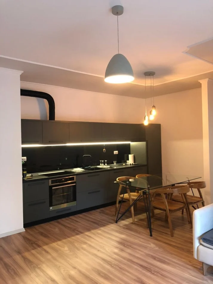 Tirane, jepet me qera apartament 2+1 Kati 4, 98 m² 800 € (Stacioni i Trenit, prane Hipotekes)