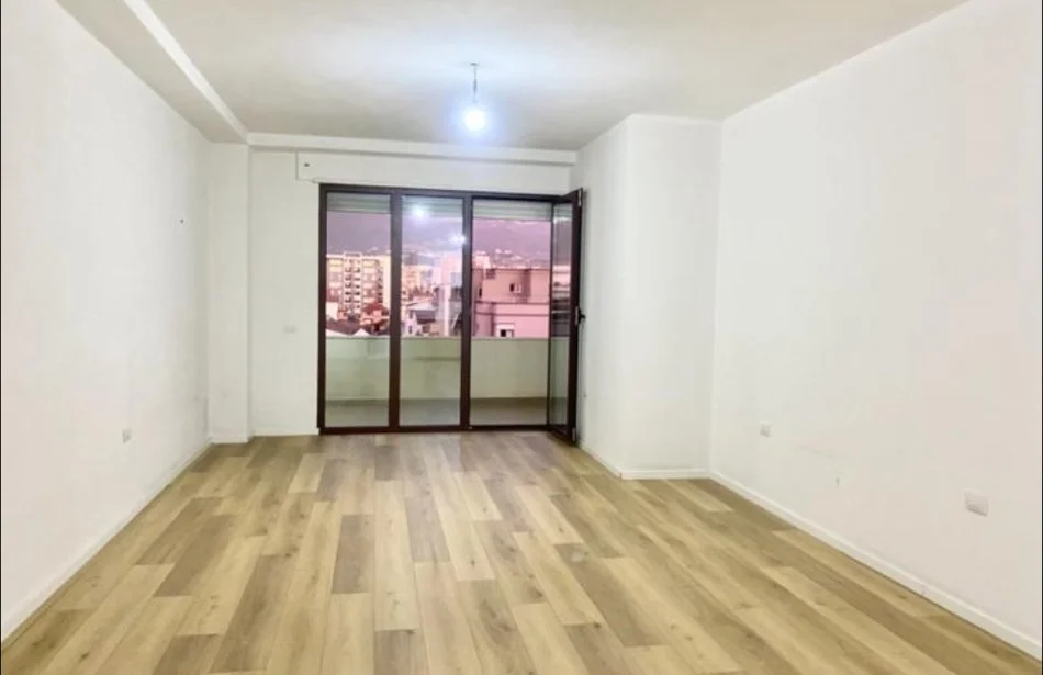 Tirane, jepet me qera zyre Kati 4, 98 m² 500 € (5 MAJI)