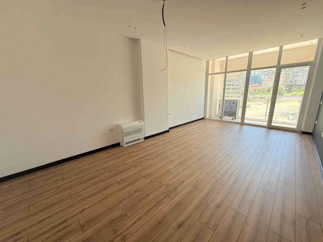Ambient zyre me qira Kika. 2 Komuna Parisit