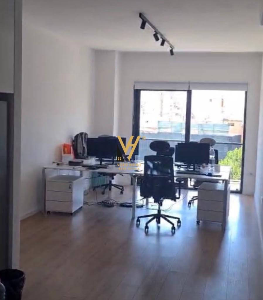 JEPET ZYRE 100 M2 ME QIRA TE RRUGA BARRIKADAVE 90.000 LEKE