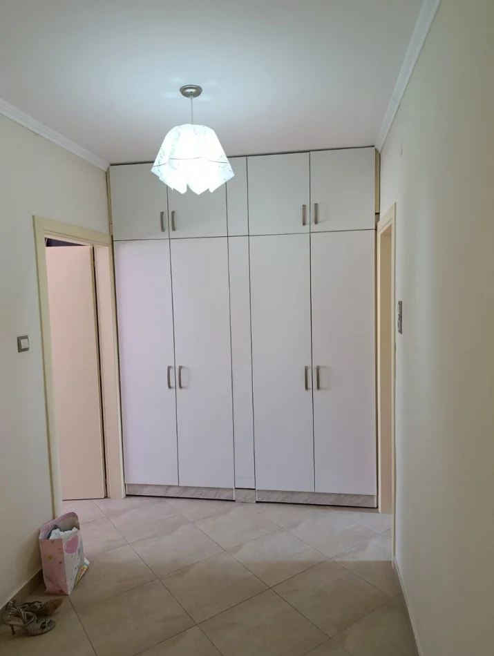 Tirane, vendesi appartamento 1+1 al 5° piano, 60 m², 120.000 € (Xhamlliku)