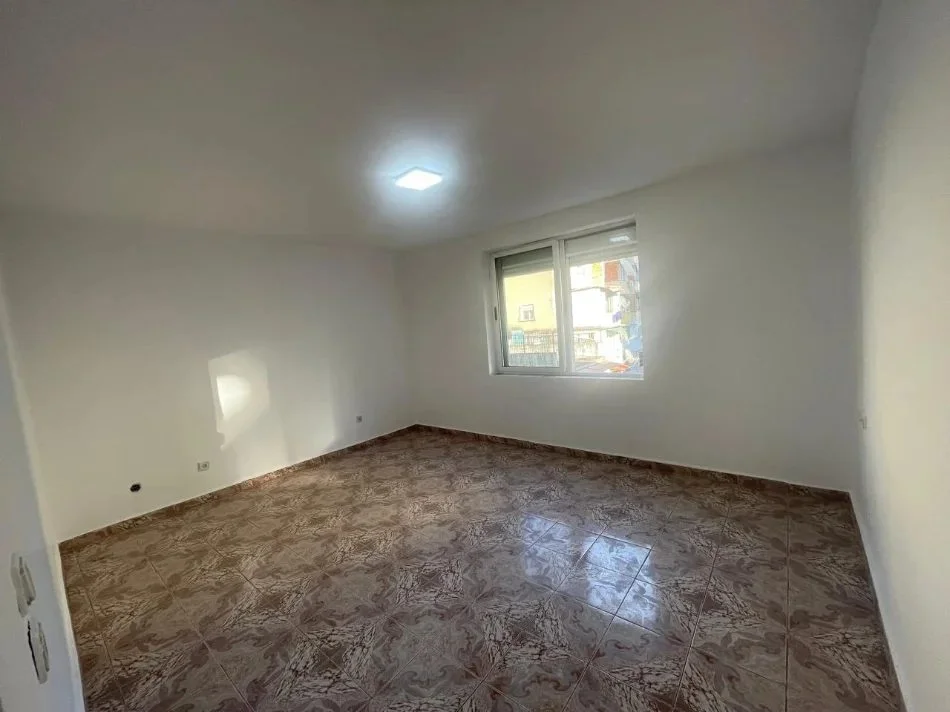 Tirane, jepet me qera apartament 2+1 Kati 3, 80 m² 500 € (Rruga Ferit Xhajko)