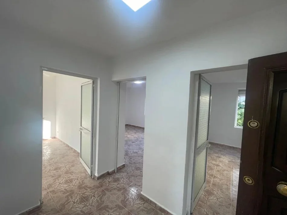 Tirane, jepet me qera apartament 2+1 Kati 3, 80 m² 500 € (Rruga Ferit Xhajko)