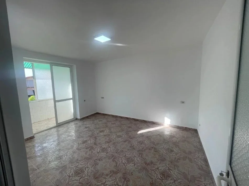 Tirane, jepet me qera apartament 2+1 Kati 3, 80 m² 500 € (Rruga Ferit Xhajko)