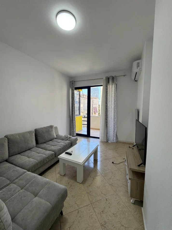 Tirane, affitto appartamento 1+1 Piano 3, 65 m² 550 € (Via Elbasanit)