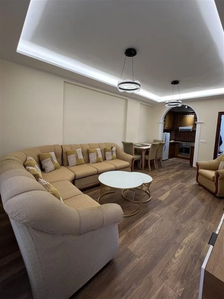 Tirane, affitto appartamento 1+1 con balcone, Piano 1, 68 m², 600 € (BRRYLI)