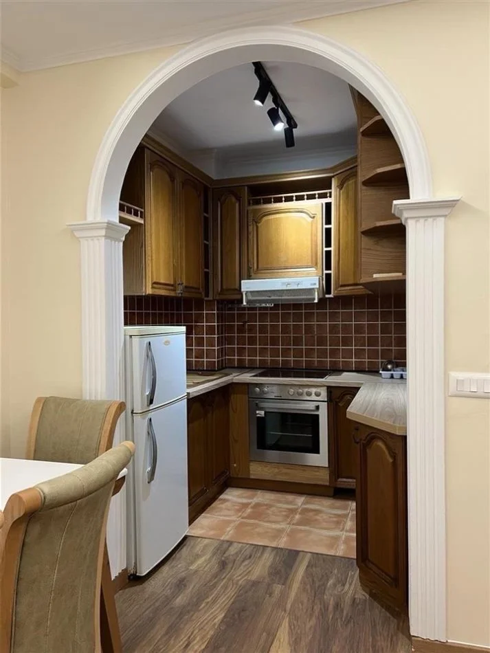 Tirane, affitto appartamento 1+1 con balcone, Piano 1, 68 m², 600 € (BRRYLI)