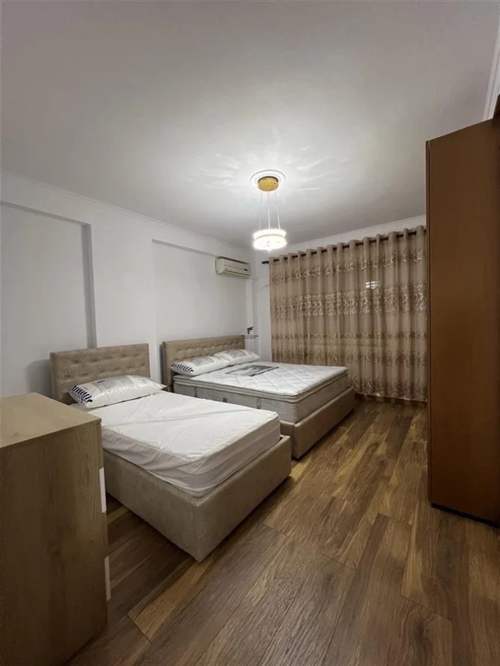 Tirane, affitto appartamento 1+1 con balcone, Piano 1, 68 m², 600 € (BRRYLI)