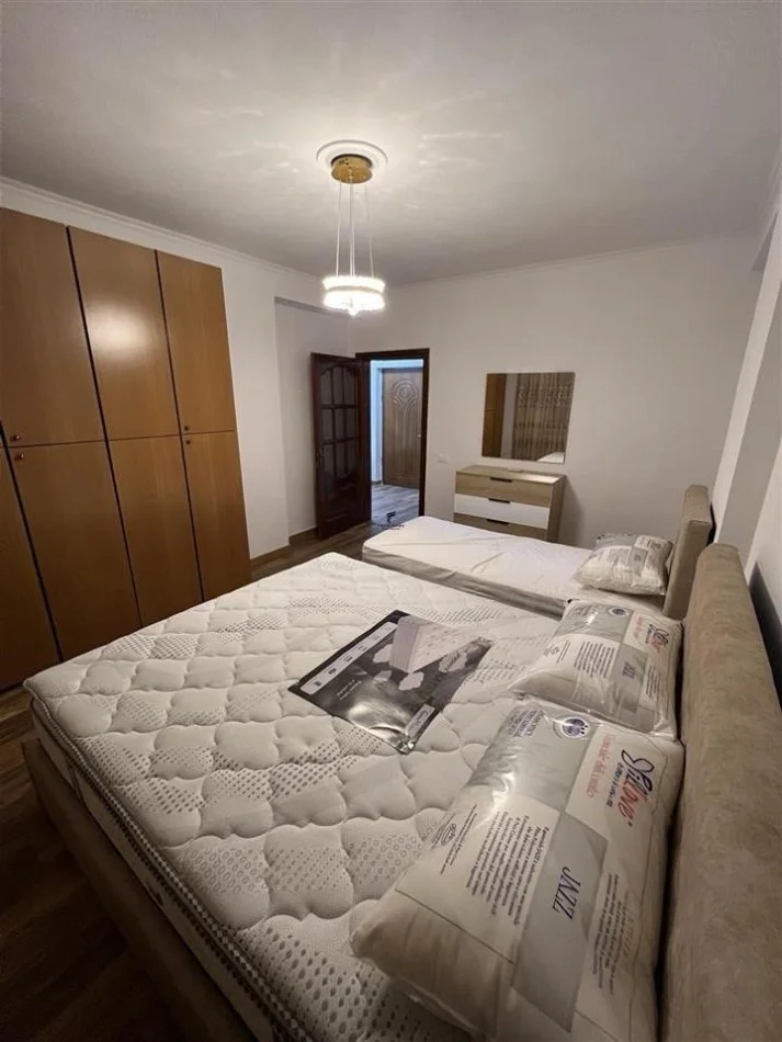 Tirane, affitto appartamento 1+1 con balcone, Piano 1, 68 m², 600 € (BRRYLI)