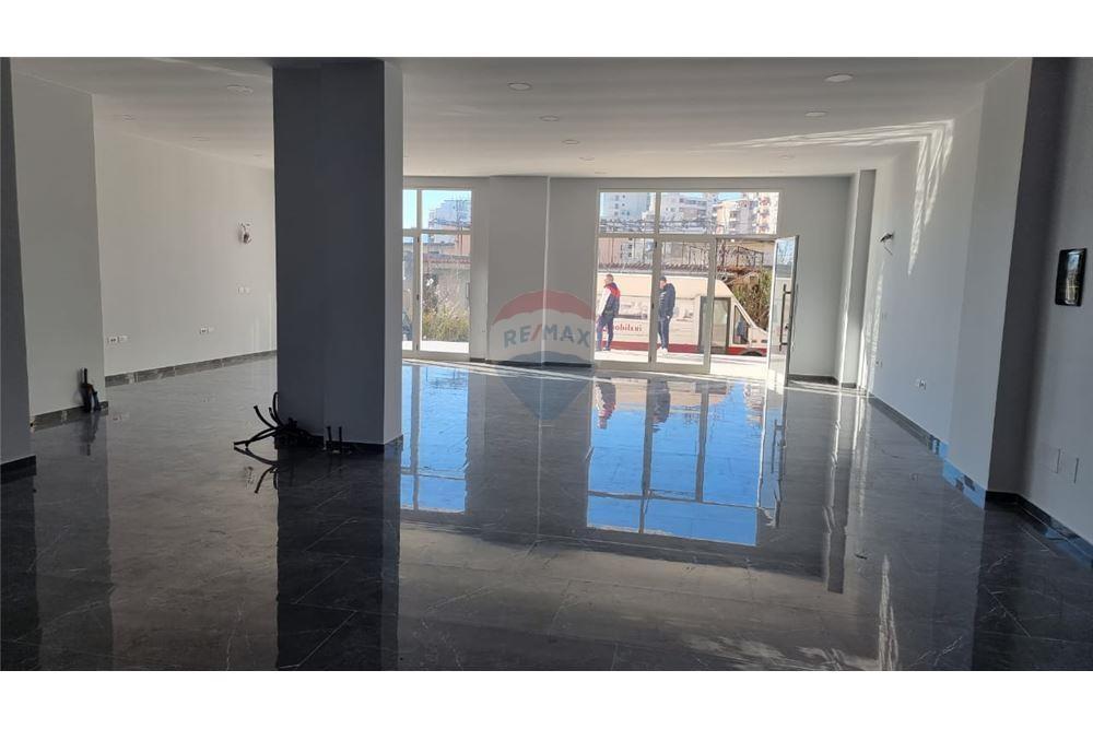 Dyqan me Qera