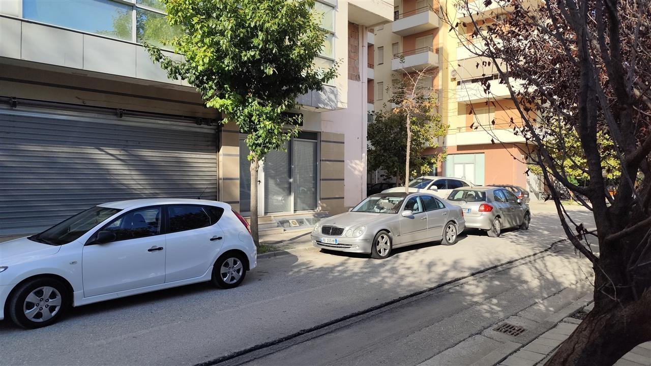 Jepet Dyqani Me Qera Ne Transballkanike