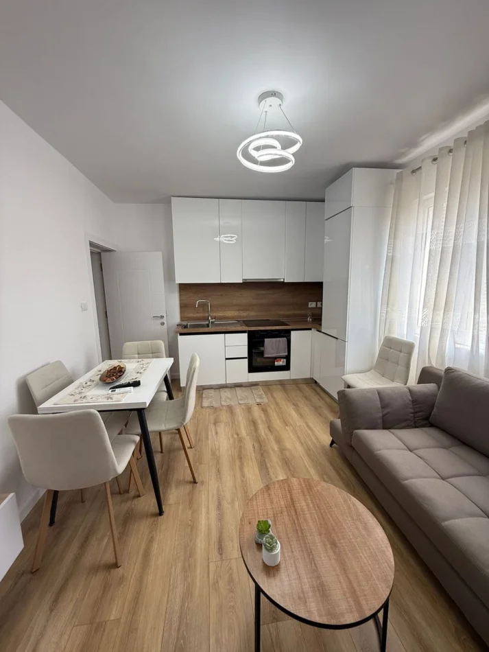 Tirane, affitto appartamento 1+1 Piano 3, 60 m² 700 € (Centro)