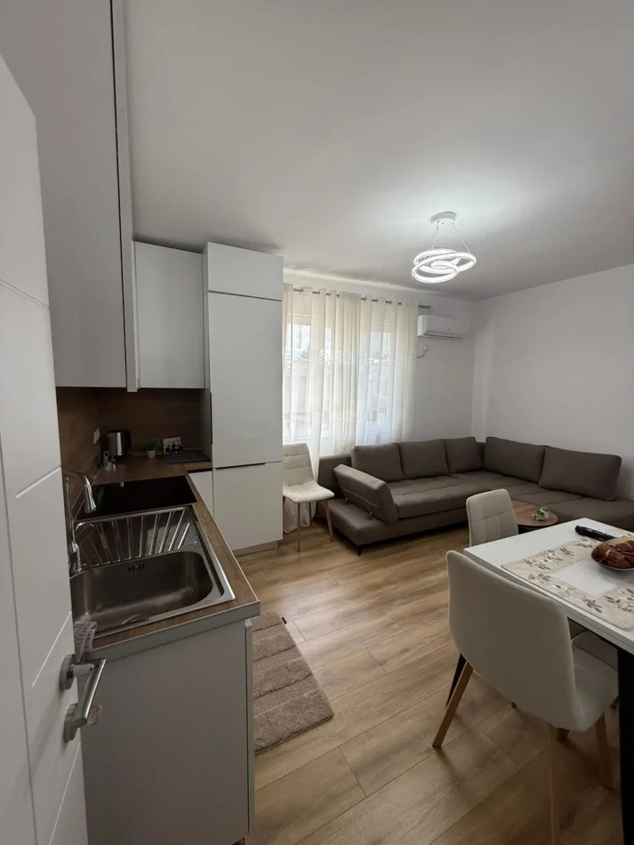 Tirane, affitto appartamento 1+1 Piano 3, 60 m² 700 € (Centro)