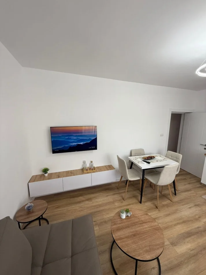 Tirane, affitto appartamento 1+1 Piano 3, 60 m² 700 € (Centro)