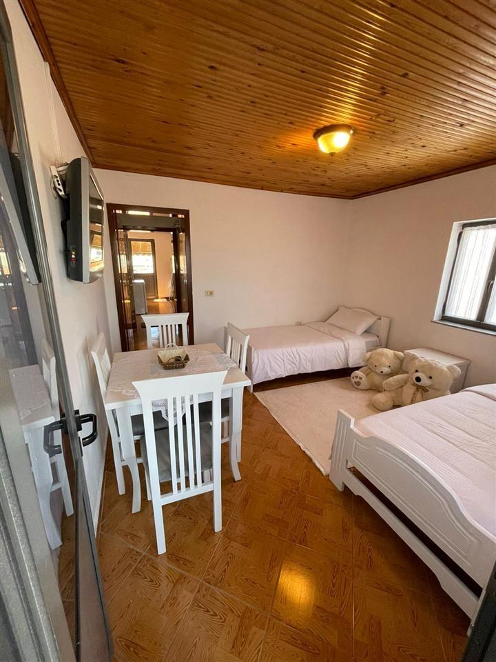 VILE ME QERA 840 M2 RRUGA E DIBRES 5.000 EURO