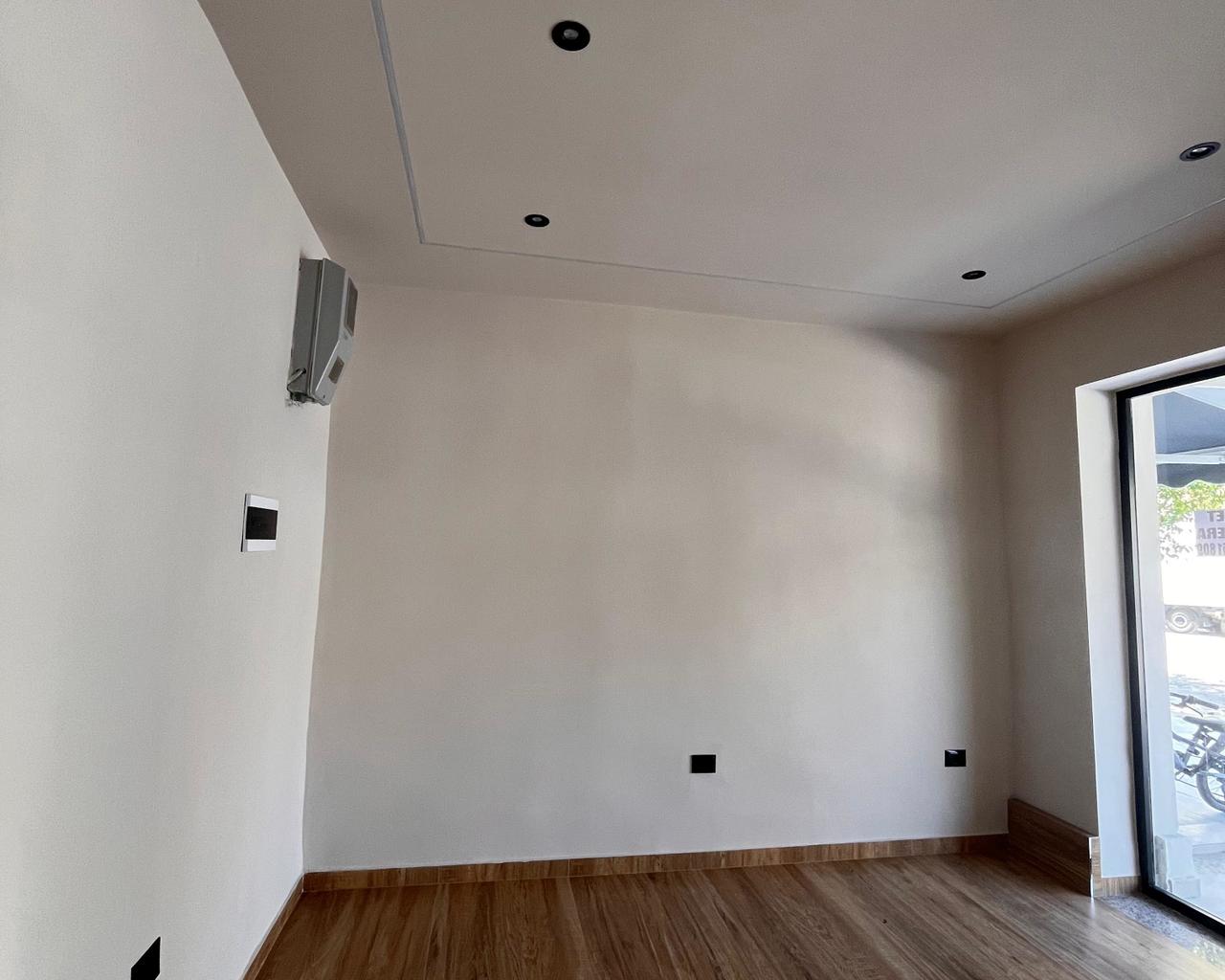Qira – Ambient biznesi 20 m², i rinovuar, kat i parë