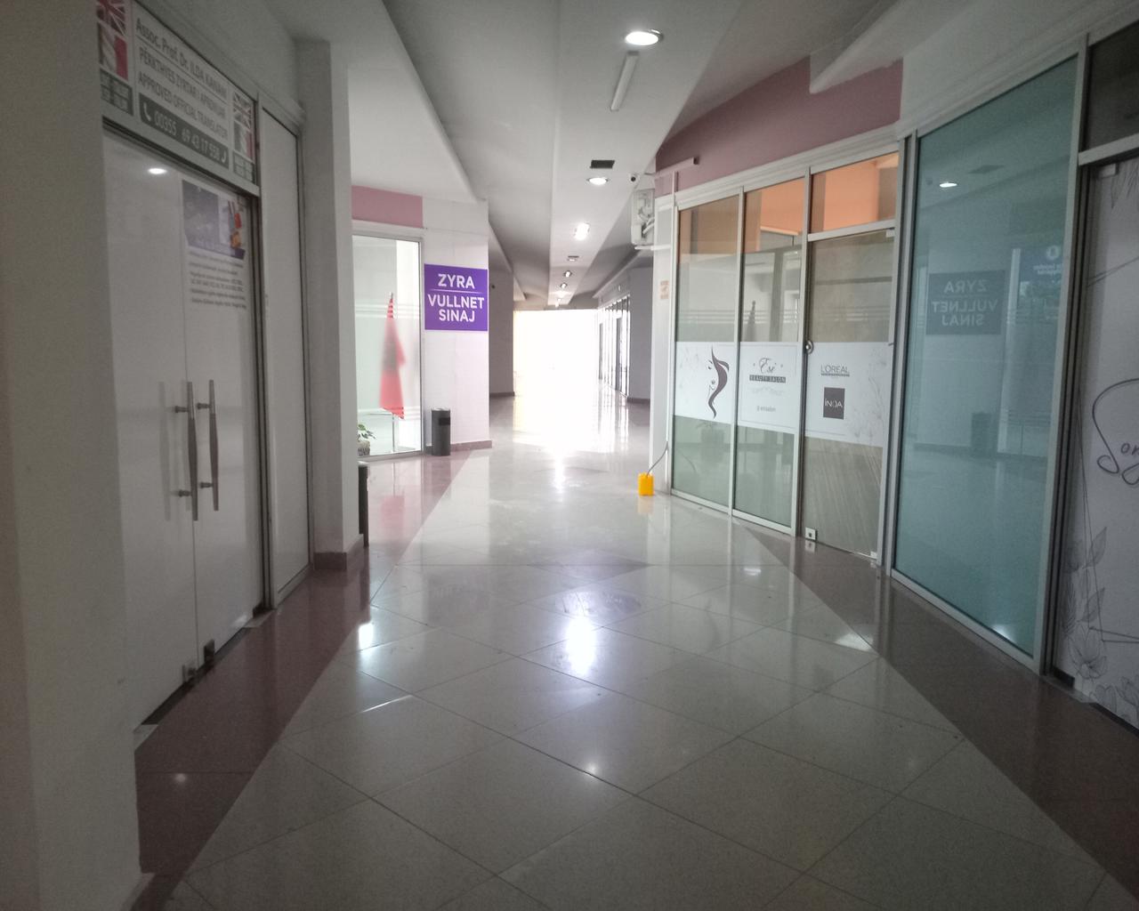 Ambiente commerciale in vendita
