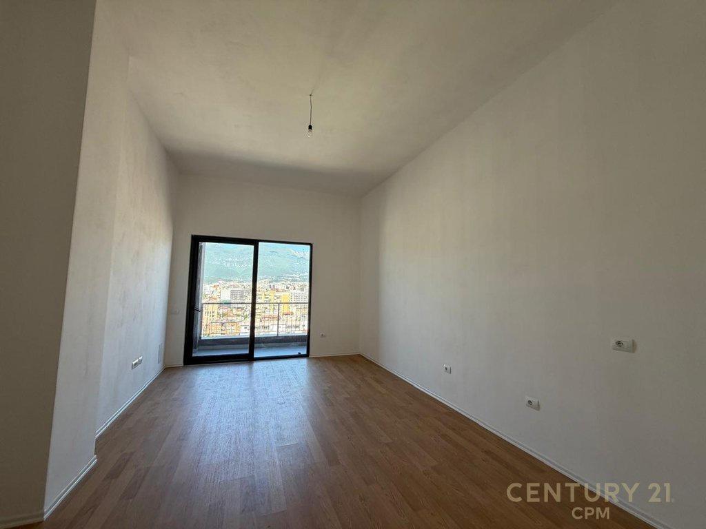 Shitet Penthouse 3+1+2 në Rrugën e Barrikadave, Tiranë