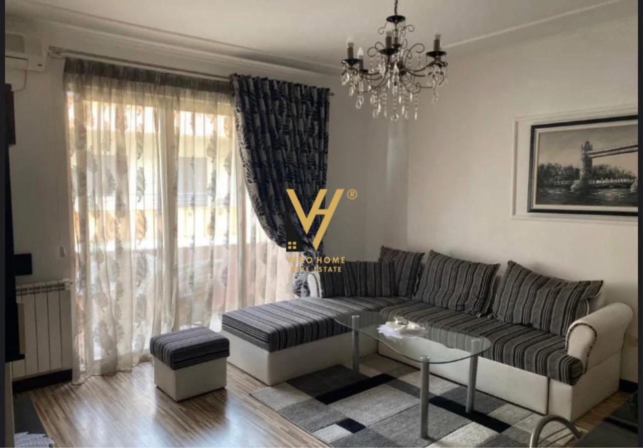 JEPET APARTAMENT 2+1 ME QERA TE RRUGA E BARRIKADAVE 80.000 L