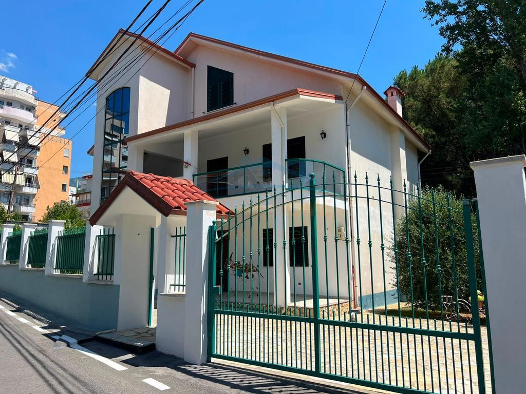 0683487469 Shitet, Shtëpi Private 3-Katëshe, Fresku